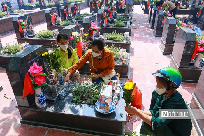 Những mâm lễ với hương, hoa, trái cây, lễ vật được người dân chuẩn bị chu đáo, sắp xếp ngay ngắn trước khi dâng lên các Anh hùng liệt sĩ.