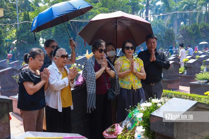 Dù thời tiết hôm nay nắng nóng nhưng càng gần trưa, người đến dâng hương, viếng mộ càng đông.