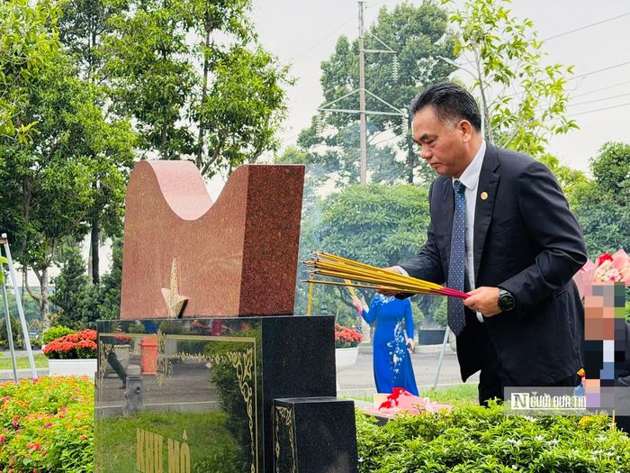 Ông Nguyễn Lộc Hà, Phó Chủ tịch thường trực UBND Tp.HCM tri ân các Anh hùng liệt sĩ trong kỷ niệm 79 năm Ngày Thương binh - Liệt sĩ (ảnh PS).