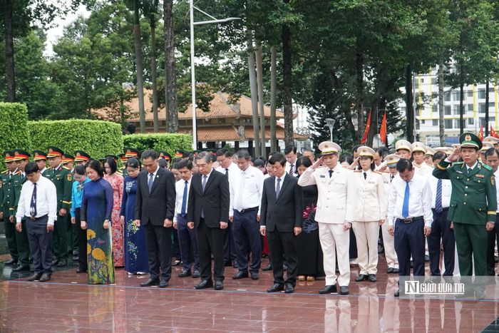 Tại khu vực Nghĩa trang liệt sĩ Bình Dương cũ, ông Võ Văn Minh, UVTW Đảng, Phó bí thư Thành ủy, Chủ tịch HĐND, ông Nguyễn Phước Lộc, Chủ tịch MTTQ Việt Nam Tp.HCM, ông Nguyễn Lộc Hà, Phó Chủ tịch thường trực UBND Tp.HCM dẫn đoàn thắp hương (ảnh PS).
