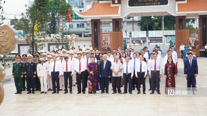 Dịp này, tại nhiều nghĩa trang liệt sĩ, đền tưởng niệm và công trình ghi công trên địa bàn Tp.HCM cũng đồng loạt diễn ra các hoạt động dâng hương, dâng hoa và tri ân. (ảnh BN).
