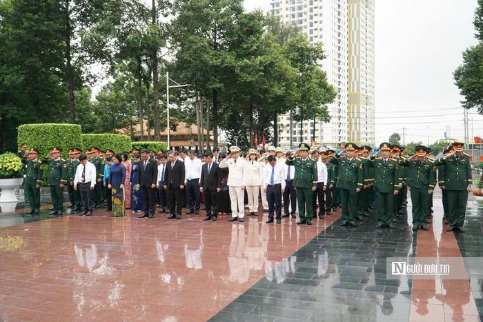 Trong không khí thiêng liêng, các đại biểu đã dành phút mặc niệm tưởng nhớ Chủ tịch Hồ Chí Minh, các Mẹ Việt Nam Anh hùng, các Anh hùng liệt sĩ và những người con ưu tú của dân tộc đã anh dũng chiến đấu, hy sinh vì sự nghiệp giải phóng dân tộc, thống nhất đất nước và bảo vệ Tổ quốc (ảnh PS).