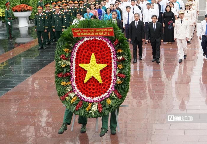 Những vòng hoa tươi thắm cùng những nén hương được kính cẩn dâng lên trước tượng đài Tổ quốc ghi công, thể hiện lòng biết ơn sâu sắc của Đảng bộ, chính quyền và nhân dân thành phố đối với các thế hệ đi trước (ảnh PS).
