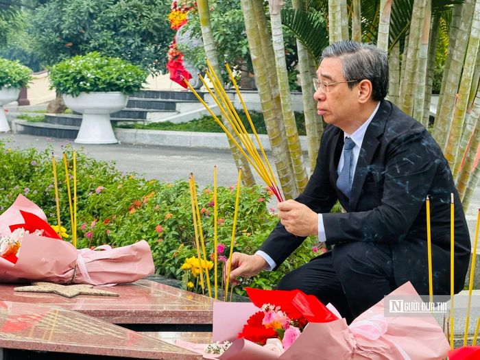 Ông Nguyễn Phước Lộc, Chủ tịch MTTQ Việt Nam Tp.HCM, tri ân tại Nghĩa trang liệt sĩ Bình Dương (ảnh PS).