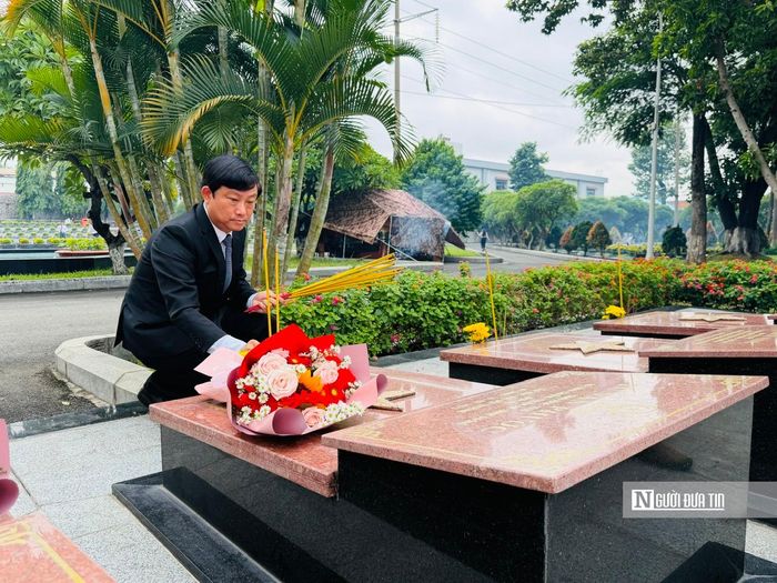 Ông Võ Văn Minh, UVTW Đảng, Phó bí thư Thành ủy, Chủ tịch HĐND Tp.HCM thắp hương thành kính, tri ân đến những Anh hùng liệt sĩ đã hy sinh bảo vệ quyền tự do, độc lập của Tổ quốc (ảnh PS).