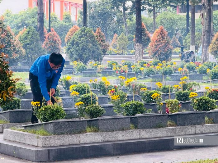 Đoàn viên, thanh niên thăm viếng, tri ân các Anh hùng liệt sĩ nhân kỷ niệm 79 năm Ngày Thương binh - Liệt sĩ (27/7/2947 - 27/7/2026) ảnh PS.