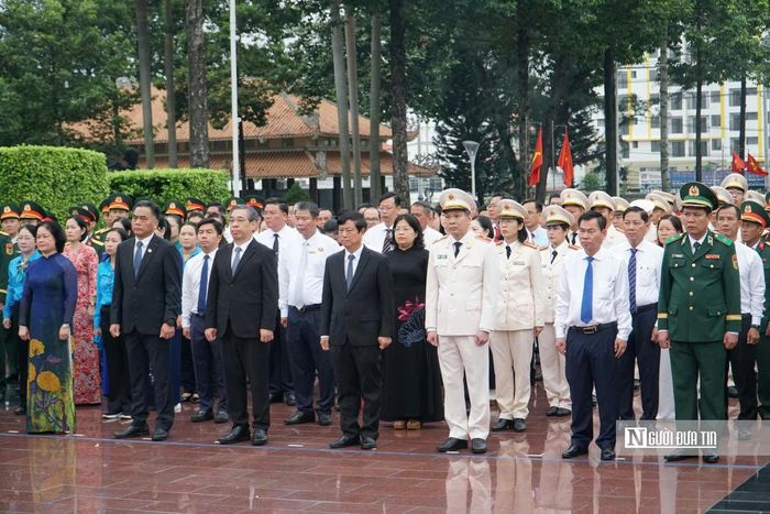 Hình ảnh các đại biểu lặng lẽ cúi đầu trước từng phần mộ góp phần lan tỏa thông điệp về đạo lý “Uống nước nhớ nguồn”, “Đền ơn đáp nghĩa” - truyền thống tốt đẹp được các thế hệ người dân Tp.HCM gìn giữ và phát huy qua nhiều năm. Sau lễ dâng hương tại tượng đài, các đồng chí lãnh đạo thành phố đã đến từng khu mộ liệt sĩ, thắp hương và dành thời gian tưởng niệm những người đã ngã xuống vì nền độc lập, tự do của dân tộc (ảnh PS).