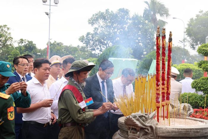 Cán bộ, chiến sĩ, đoàn viên thanh niên và người dân đã tham gia các hoạt động tưởng niệm, thắp nến tri ân (ảnh MH).