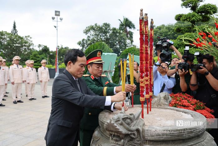 Bí thư Thành ủy Tp.HCM Trần Lưu Quang cùng lãnh đạo Quân khu 7 dâng hương đến Anh hùng liệt sĩ (ảnh MH).