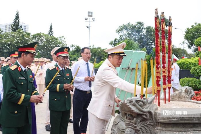 Trung tướng Mai Hoàng, Giám đốc Công an Tp.HCM dâng hương tại Nghĩa trang liệt sĩ Tp.HCM (ảnh MH).