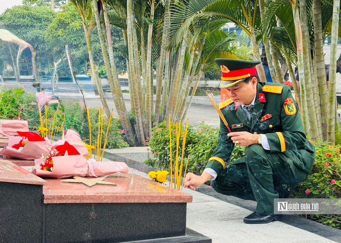 Cán bộ, chiến sĩ Quân đội Nhân dân Việt Nam tri ân sự hy sinh, những đóng góp vô cùng quý giá của các Anh hùng liệt sĩ đã hy sinh vì bảo vệ nền độc lập tự do của đất nước (ảnh PS).