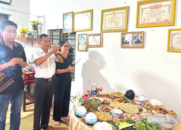 Những mâm cơm được người dân làng Cẩm Sa chuẩn bị trong ngày giỗ chung 27/7 để tưởng nhớ các liệt sĩ.