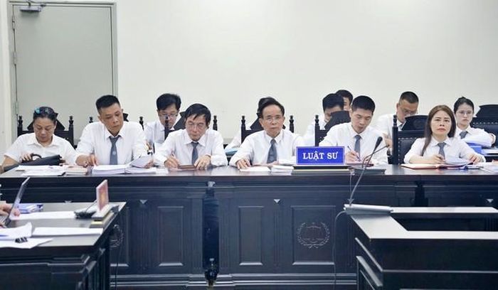 Các luật sư bào chữa tại phiên tòa (Ảnh: Phùng Anh).