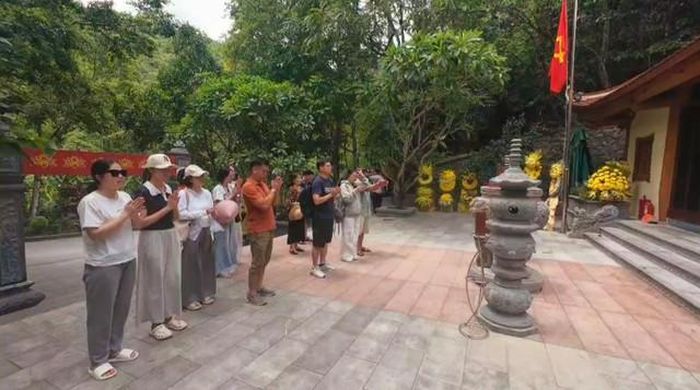 Thế hệ trẻ đến viếng Hang Tám Cô, thắp hương cho anh linh các liệt sĩ.