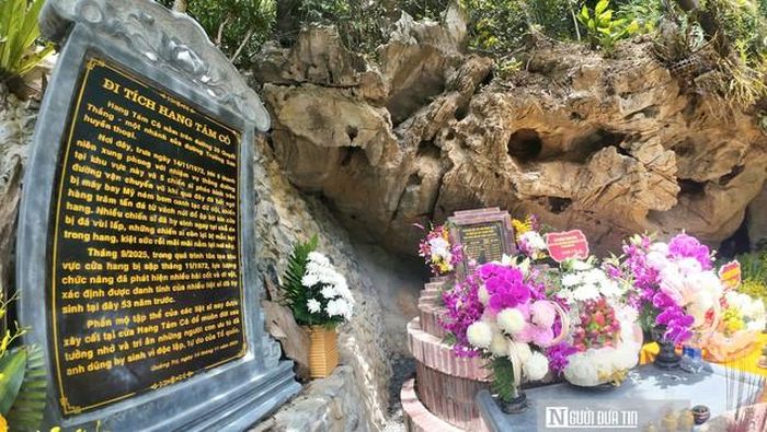 Những bông hoa tươi thắm dâng lên ngôi mộ chung các anh hùng liệt sĩ trước cửa Hang Tám Cô.