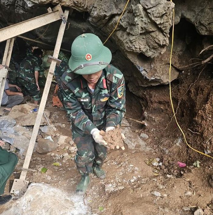 Đội Quy tập hài cốt liệt sĩ 589 tìm kiếm (Bộ Chỉ huy Quân sự tỉnh Quảng Trị) quy tập hài cốt và di vật các anh hùng liệt sĩ tại khu vực cửa Hang Tám Cô (Ảnh: Duy Khánh).