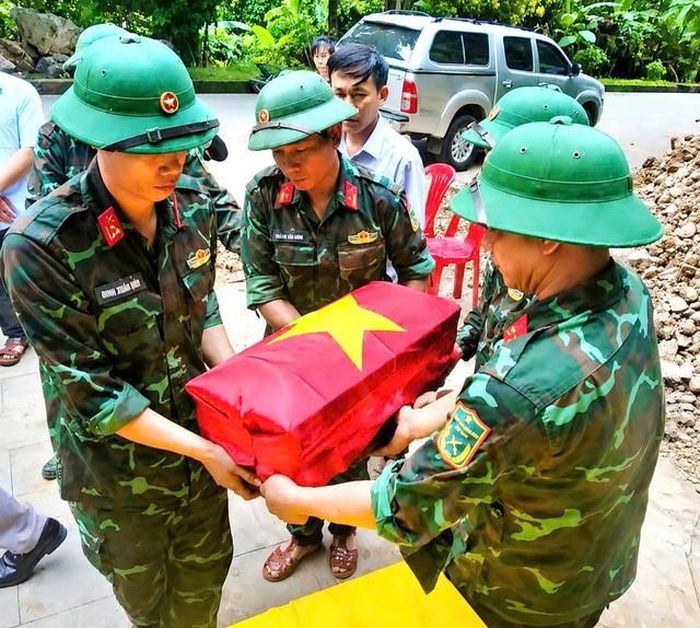 Lễ truy điệu, an táng hài cốt các anh hùng liệt sĩ tại Hang Tám Cô ( Ảnh: Duy Khánh).