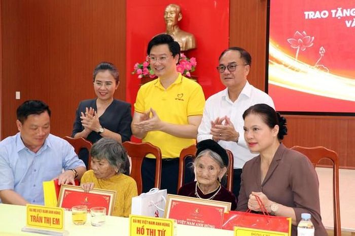 Các đại biểu trao quà của chương trình cho ba Mẹ Việt Nam Anh hùng.