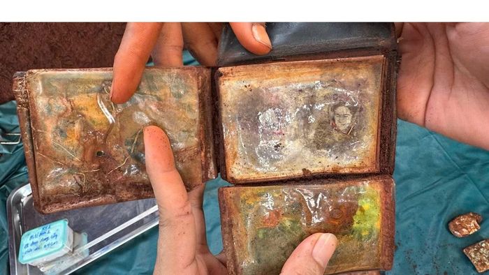 Chiếc ví da có ảnh cá nhân được Đội K72 tìm thấy trong khu mộ tập thể tại xã Minh Đức, TP Đồng Nai.