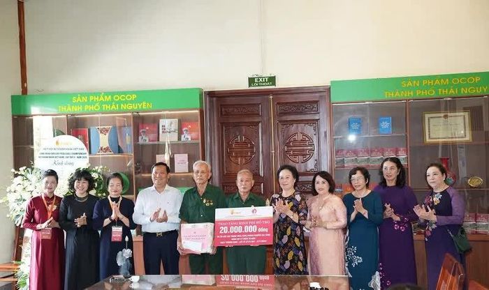 Trao kinh phí hỗ trợ 20 triệu đồng tri ân các cựu Thanh niên xung phong và thương binh nhân dịp kỷ niệm 79 năm ngày Thương binh - Liệt sĩ.
