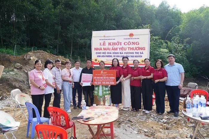 Hiệp hội Nữ doanh nhân Việt Nam khởi công xây nhà “Mái ấm yêu thương” tặng hộ gia đình bà Vương Thị Sá (dân tộc Mông).
