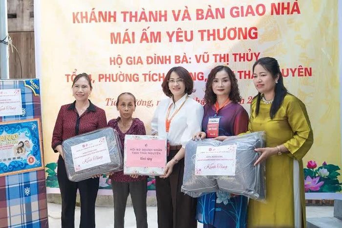Hội Nữ doanh nhân tỉnh Thái Nguyên trao tặng các phần quà thiết thực cho gia đình bà Vũ Thị Thủy trong dịp khánh thành và bàn giao nhà "Mái ấm yêu thương".