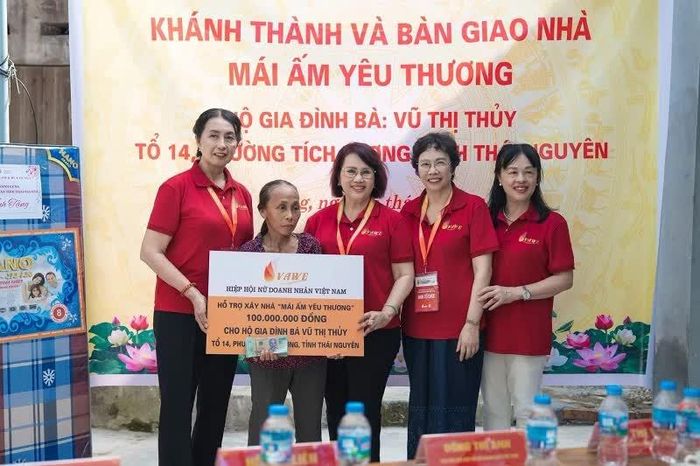 Bà Đồng Thị Ánh - Phó Chủ tịch Hiệp hội Nữ doanh nhân Việt Nam (giữa) cùng đoàn công tác bàn giao "Mái ấm yêu thương" cho gia đình bà Vũ Thị Thủy, tổ dân phố Tích Lương, phường Tích Lương.
