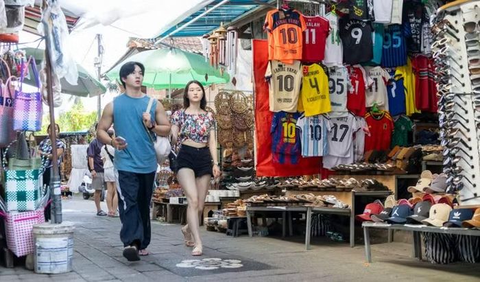 Du khách dạo bước trong khu mua sắm ở Ubud, Bali, ngày 2/6. Hòn đảo nghỉ dưỡng này được xem là địa điểm tiềm năng cho trung tâm tài chính mới của Indonesia. Ảnh: EPA.