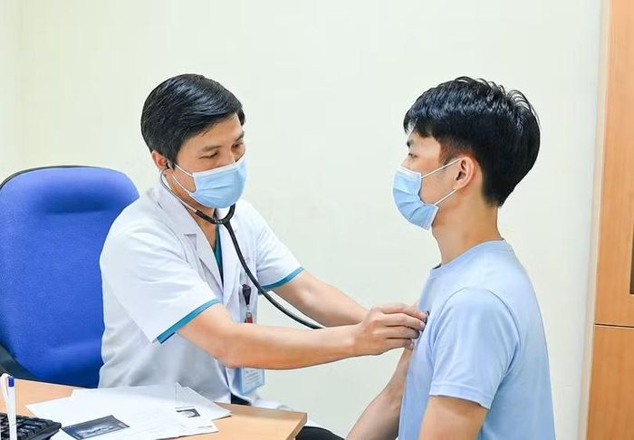 Kiểm tra sức khỏe cho bệnh nhân sau điều trị. Ảnh: Nguyễn Minh Châu