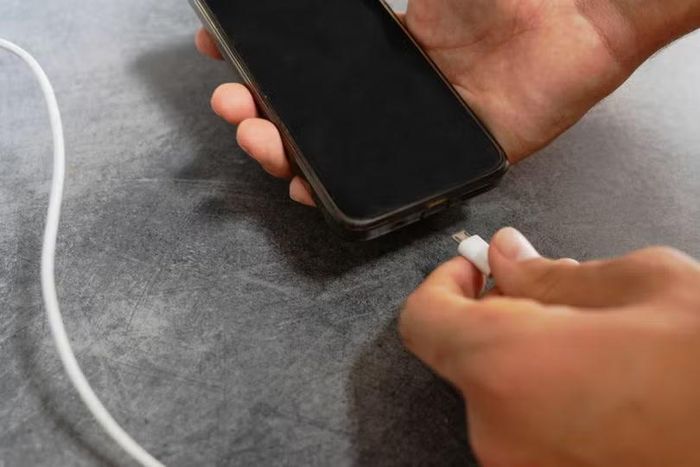 Pin điện thoại vẫn tự hao hụt theo thời gian, ngay cả khi thiết bị đã được tắt nguồn. Ảnh: Shutterstock.