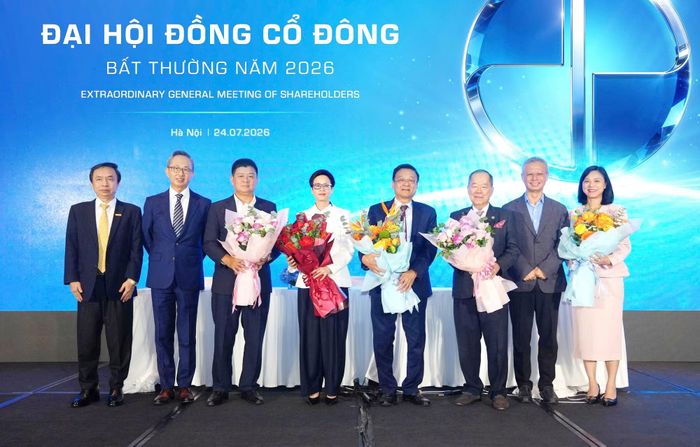 Ông Nguyễn Lê Quốc Anh (thứ 2 tính từ bên phải) giữ chức Chủ tịch Eximbank sau kỳ họp ĐHCĐ bất thường ngày 24/7. Ảnh: EIB