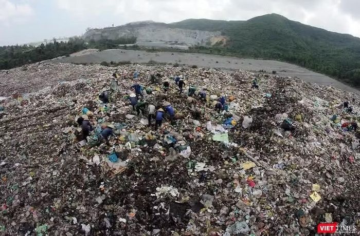 Khu vực chôn lấp Khu liên hợp xử lý chất thải rắn Khánh Sơn luôn quá tải. Ảnh XM.