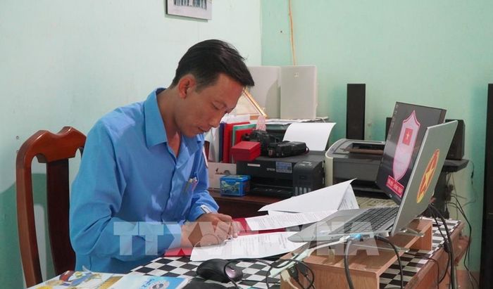 Cán bộ Đội K91 ghi chép, xử lý thông tin được cung cấp về hài cốt liệt sĩ. Ảnh: Nhựt An - TTXVN