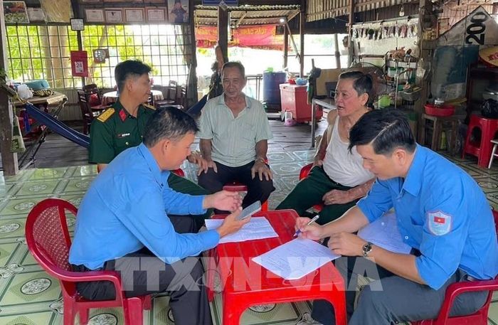 Lãnh đạo Đội K91 trực tiếp gặp gỡ, xác minh thêm thông tin về hài cốt liệt sĩ do người dân cung cấp. Ảnh: TTXVN phát