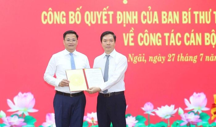 Ông Nguyễn Đức Tâm (trái) nhận quyết định của Ban Bí thư về công tác cán bộ từ ông Trịnh Mạnh Linh. Ảnh: Ngọc Đức/Báo Quảng Ngãi.
