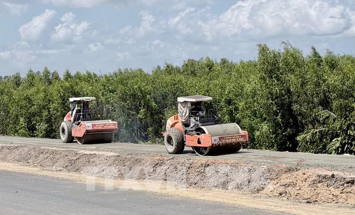 Đường gom thuộc Dự án cao tốc Châu Đốc - Cần Thơ - Sóc Trăng, đoạn qua phường Vĩnh Tế, tỉnh An Giang đang được khẩn trương thi công. Ảnh: Thanh Sang - TTXVN