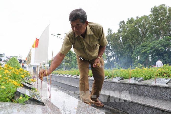 Cựu chiến binh Trương Văn Sung (thân nhân liệt sĩ, xã Mỹ Thọ) thắp hương tri ân các liệt sĩ. Ảnh: Hồng Thái - TTXVN