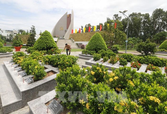Người dân đến thắp hương tri ân các Anh hùng liệt sĩ tại Nghĩa trang liệt sĩ tỉnh (phường Mỹ Trà). Ảnh: Hồng Thái - TTXVN