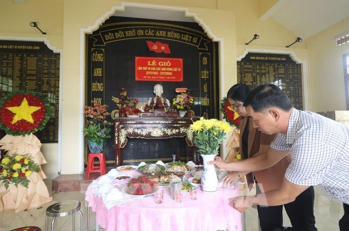 Cán bộ, công chức xã Mỹ Thọ (Đồng Tháp) chuẩn bị mâm cơm giỗ liệt sĩ. Ảnh: Hồng Thái - TTXVN