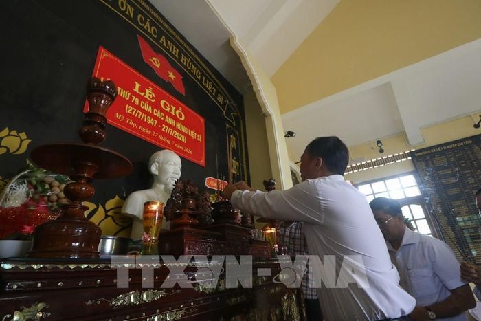 Lãnh đạo xã Mỹ Thọ (Đồng Tháp) thắp hương tri ân các Anh hùng liệt sĩ. Ảnh: Hồng Thái - TTXVN