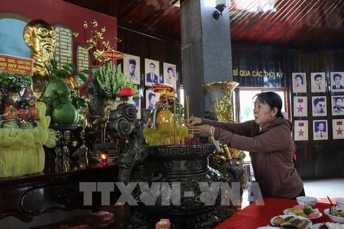 Thân nhân liệt sĩ đến dự lễ giỗ liệt sĩ tại Nghĩa trang liệt sĩ tỉnh (phường Mỹ Trà). Ảnh: Hồng Thái - TTXVN