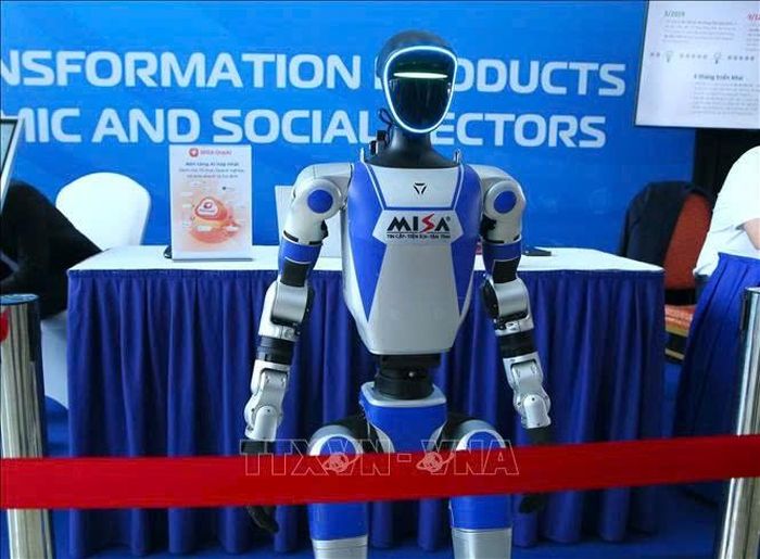 Robot Misa, được tích hợp trí tuệ thông minh AI do Công ty cổ phần MISA nghiên cứu. Ảnh: Công Luật - TTXVN