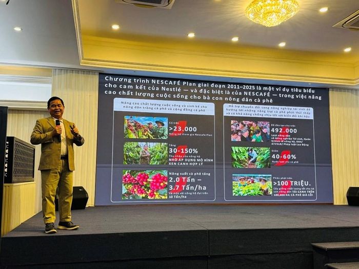 Ông Phạm Phú Ngọc chia sẻ về hành trình của chương trình NESCAFÉ Plan trong hỗ trợ nông dân chuyển đổi sang mô hình nông nghiệp tái sinh. Ảnh: Thu Thùy