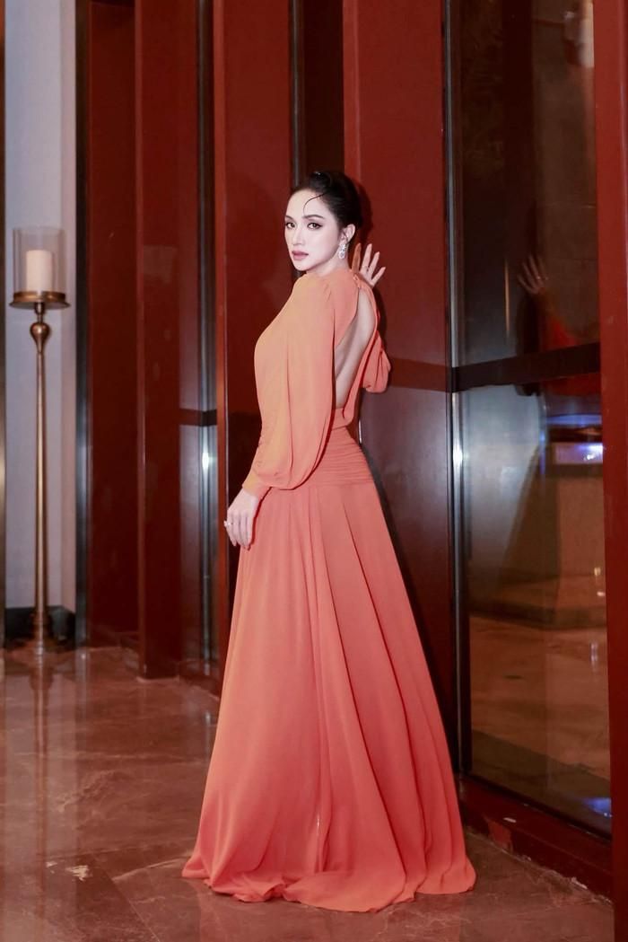 Visual của Hoa hậu Hương Giang tại Trung Quốc nhận nhiều lời khen từ khán giả. (Nguồn: FBNV)