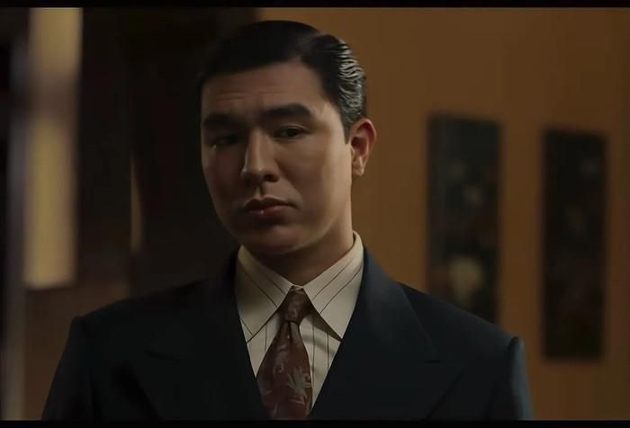 Tạo hình ký giả Hồ Đắc của Steven Nguyễn trong Hoàng Hậu Cuối Cùng nhanh chóng thu hút sự chú ý ngay từ teaser đầu tiên. Ảnh: FBNV.