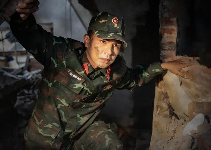 Steven Nguyễn hóa thân thành Trung tá Đào Minh Kiên, mang hình ảnh người lính cứu hộ kỷ luật và giàu tinh thần cống hiến. Ảnh: FBNV.
