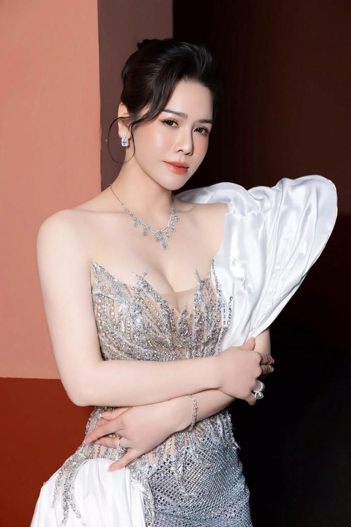 Nhật Kim Anh thoải mái đón nhận khi hình ảnh của mình trở thành meme chế hot nhất những ngày qua (Ảnh: FBNV).