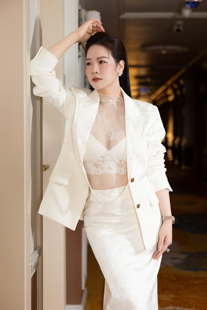 Nhật Kim Anh liên tục phủ sóng trên nhiều nền tảng mạng xã hội nhờ loạt video quảng bá thương hiệu cà phê do cô sáng lập.