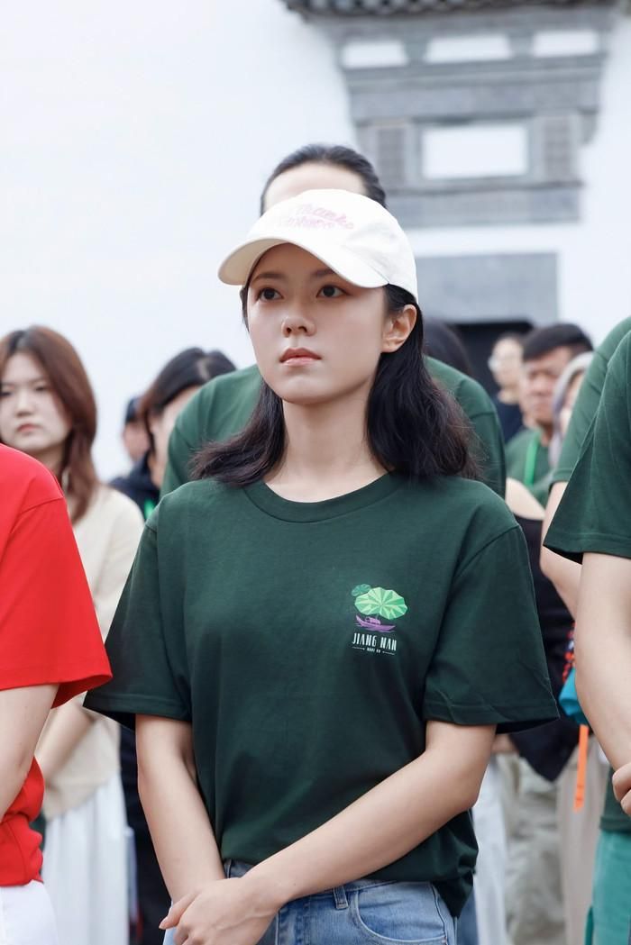 Triệu Kim Mạch được khen ngợi vì tinh thần làm việc giữa thời tiết khắc nghiệt. Ảnh: Weibo.