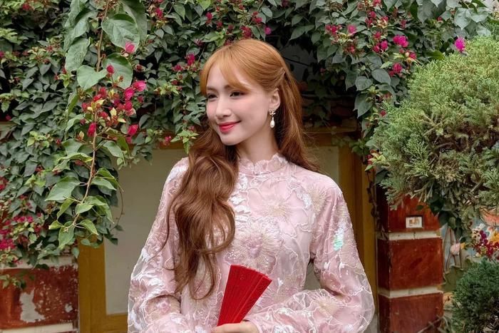 Phản ứng của Hòa Minzy khiến mạng xã hội xôn xao.